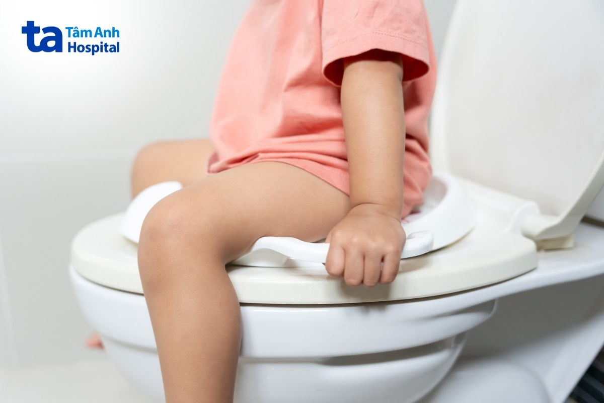 trẻ đi tiểu nhiều cũng là một trong những biểu hiện