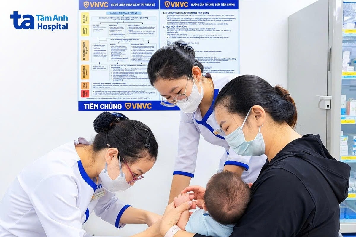 trẻ được cha mẹ đưa đi tiêm vaccine não mô cầu tại tp.hcm