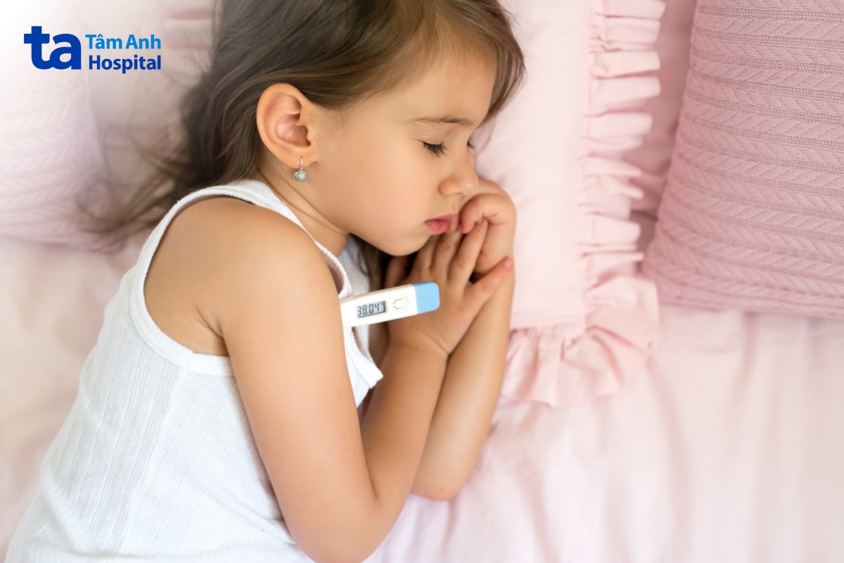 Bé Gái Nghỉ Ngơi Trên Giường Cùng Nhiệt Kế Đo Thân Nhiệt