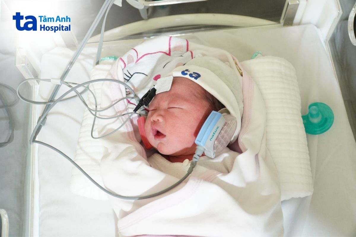 Trẻ Sinh Non Được Đo Thính Lực Bằng Thiết Bị Chuyên Dụng Trong Lồng Ấp