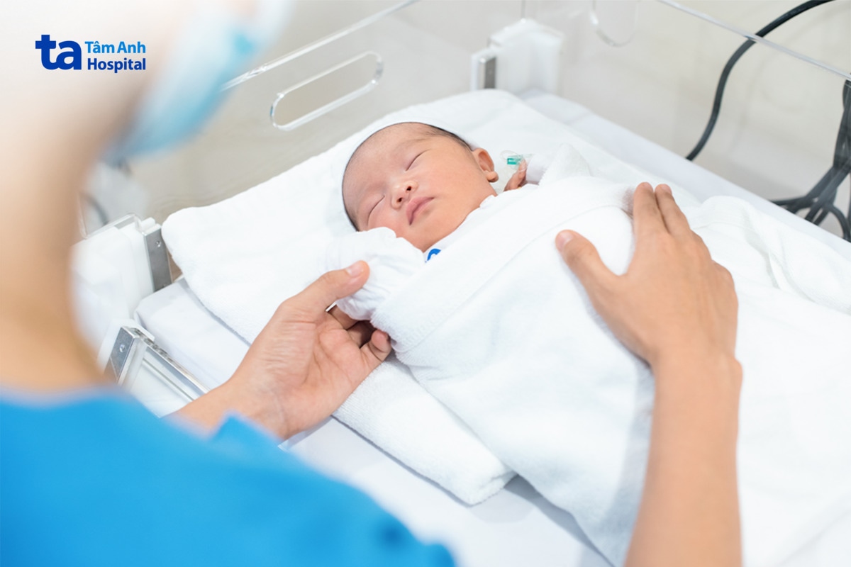 Trẻ Sơ Sinh Ngủ Trong Lồng Ấp Được Nhân Viên Y Tế Theo Dõi