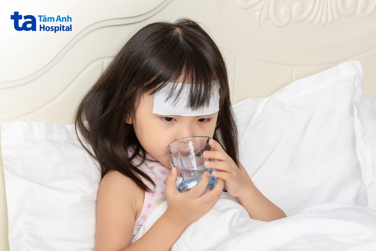 Bé Gái Uống Nước Khi Đang Được Chườm Khăn Trên Trán