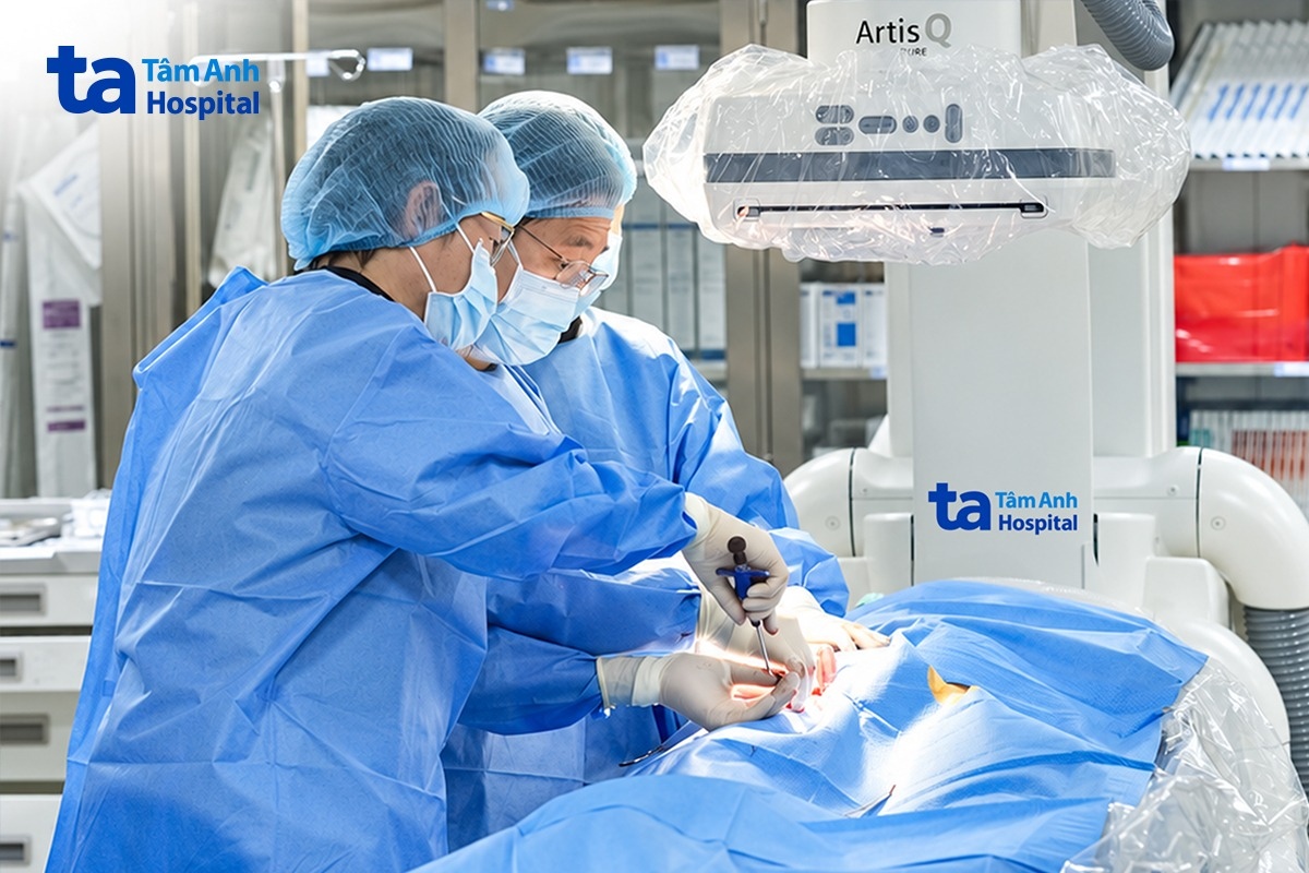 TS.BS Nguyễn Anh Dũng (giữa) cùng êkíp Trung tâm Ngoại Lồng ngực - Mạch máu can thiệp lấy huyết khối và đặt stent tái thông mạch máu nuôi chân cho người bệnh