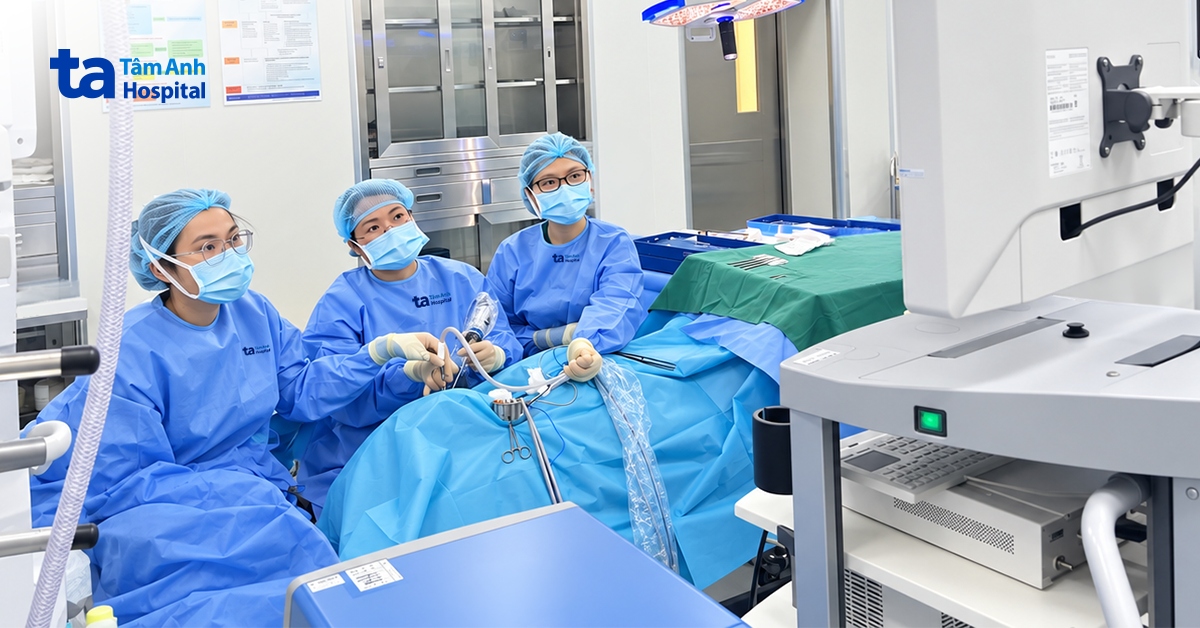 Từ Úc về Việt Nam vá nhĩ