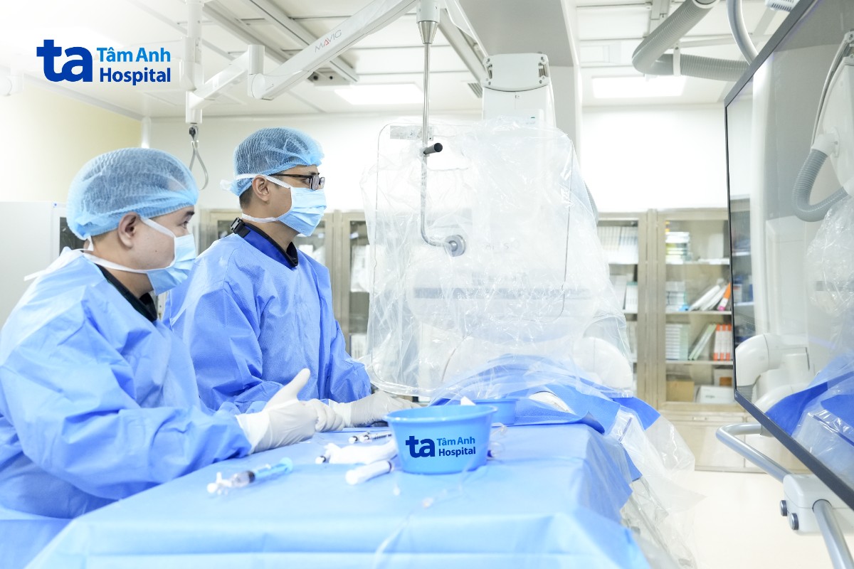 Ê kíp can thiệp bít túi phình đang chảy máu cho anh Tiến. Túi phình 6 mm vỡ, máu tràn ồ ạt trong não