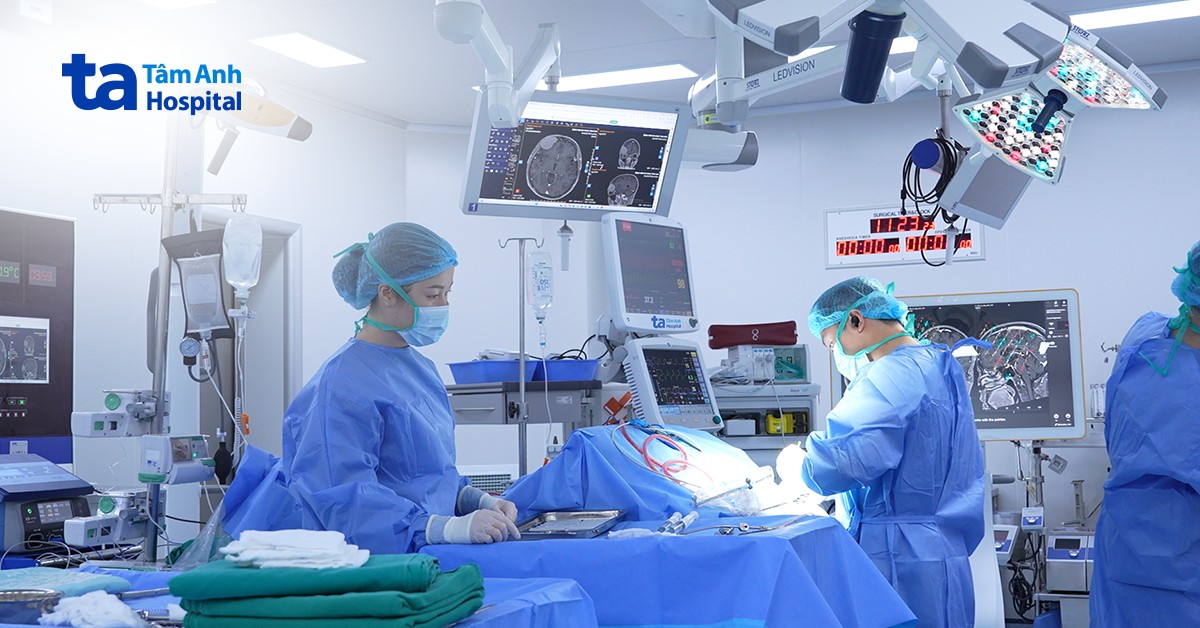 U đẩy lồi nhãn cầu, ăn mòn xương trán người đàn ông