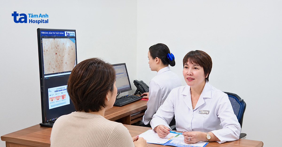 U tuyến mồ hôi phát tác hàng trăm nốt nhỏ quanh mắt