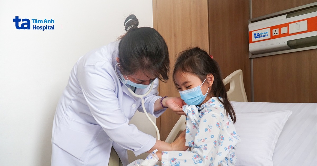 Viêm mô tế bào khiến bàn chân bé gái sưng tấy