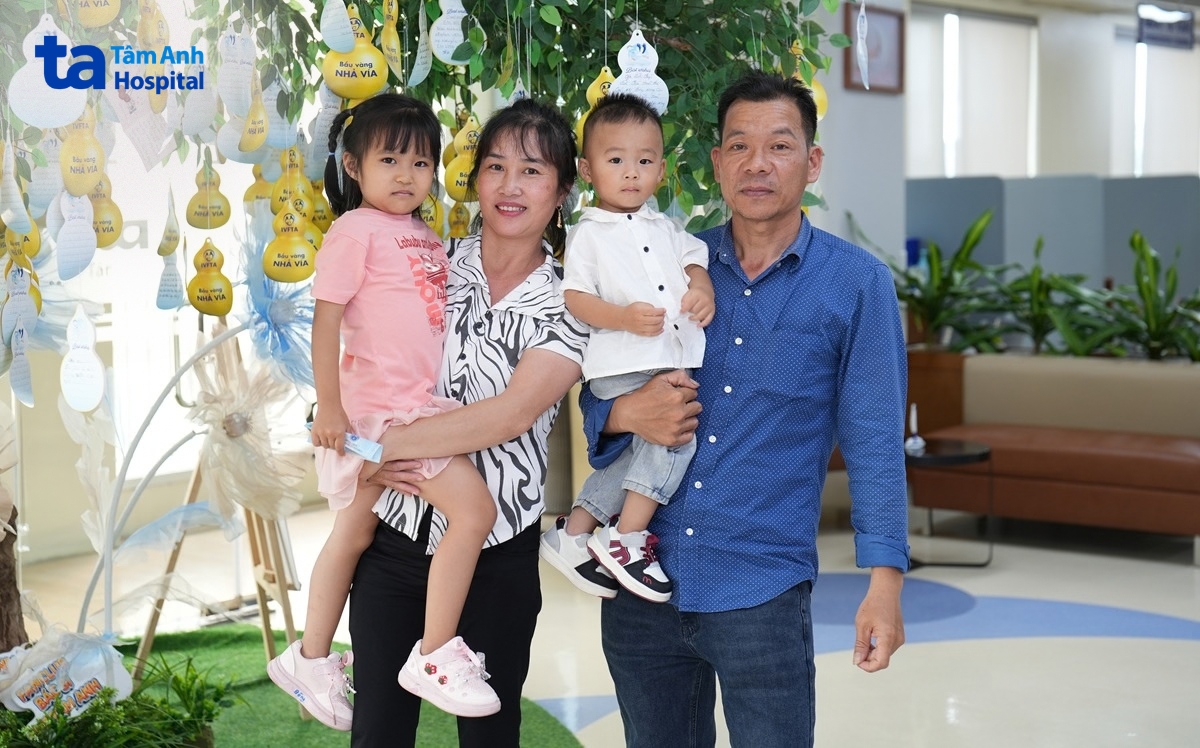 vợ chồng chị niệm sinh hai con sau 17 năm hiếm muộn