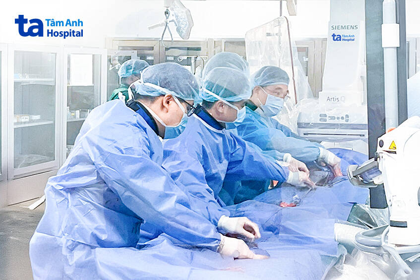 Bác sĩ can thiệp đặt stent graft loại bỏ khối phình động mạch chủ bụng cho bệnh nhân